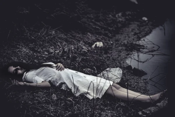 Bataklıktaki Asyalı kadın portresi, korku sahnesi, korkunç arka plan, Cadılar Bayramı posteri, Taylandlı insanlar.