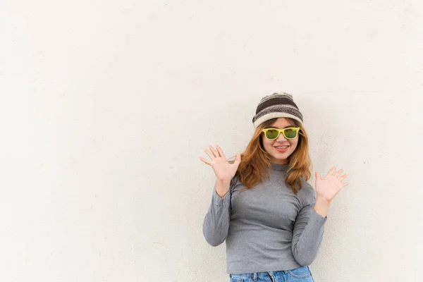 Porträt Eines Hipster Mädchens Weißer Wand Lebensstil Eines Modernen Teenagers — Stockfoto