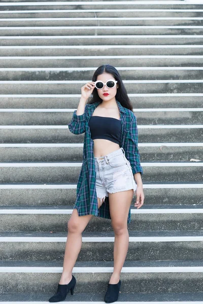 Portrait Belle Femme Asiatique Hipsters Fille Sur Escalier Pour Prendre — Photo