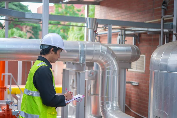 Aziatisch Onderhoud Ingenieur Bij Het Afvalwater Management Systeem Van Een — Stockfoto