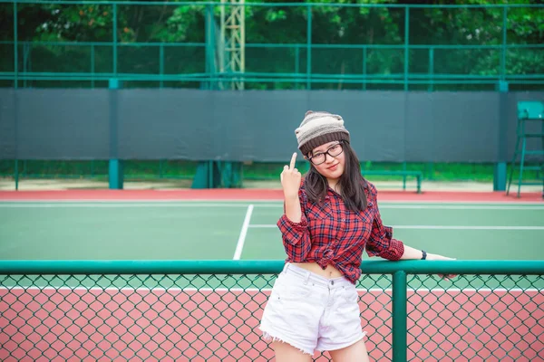 Хипстер Азиатская Девушка Позирует Сфотографировать Мода Портрет Красивая Женщина Теннисном — стоковое фото