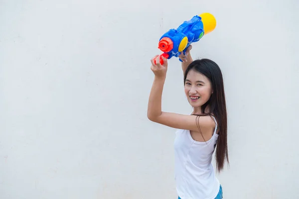 Beyaz Arka Planda Tabancası Olan Asyalı Kadın Tayland Şenlik Songkran — Stok fotoğraf