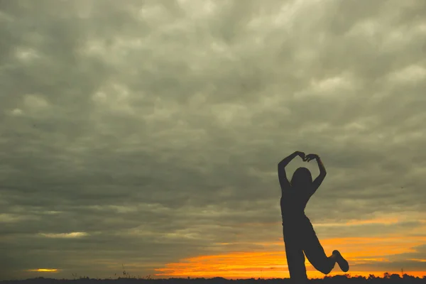 Silueta Mujer Asiática Jugar Yoga Puesta Del Sol — Foto de Stock