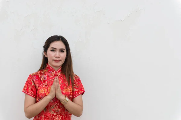 Aziatisch Vrouw Cheongsam Witte Muur Gelukkig Chinees Nieuwjaar Concept — Stockfoto