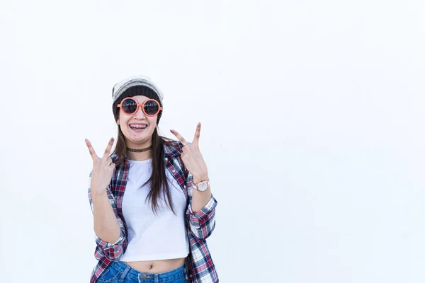 Retrato Bela Ásia Hipster Menina Branco Parede Fundo — Fotografia de Stock