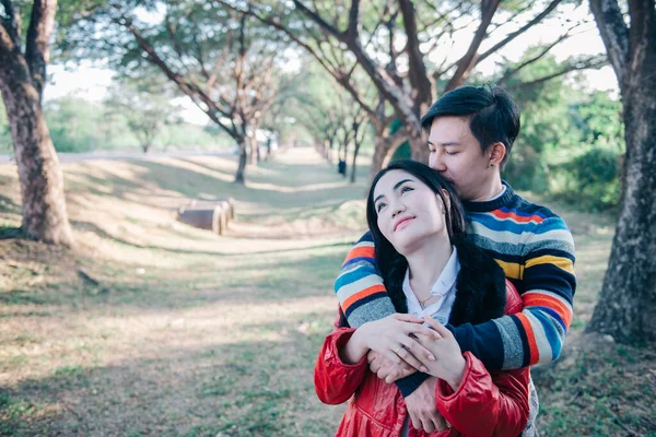 亚洲夫妇在公园摆姿势的景象 情人节的概念 — 图库照片