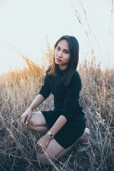 Close Sad Beautiful Asian Woman Unrequire Love Grass Flowers Field — ストック写真