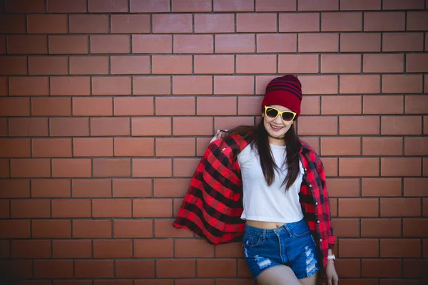 Portrait Asiatique Hipster Girl Sur Fond Mur Briques Style Vie — Photo