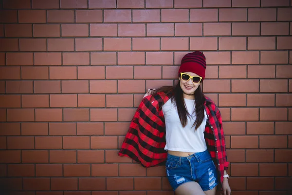 Retrato Menina Hipster Asiático Fundo Parede Tijolo Estilo Vida Pessoas — Fotografia de Stock