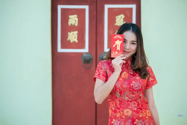 Porträt Einer Asiatischen Frau Roten Kleid Frohes Chinesisches Neujahrskonzept — Stockfoto