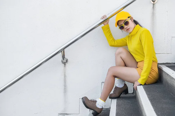 Porträt Einer Schönen Asiatischen Frau Gelben Tüchern Hipstermädchen Tragen Gelben — Stockfoto