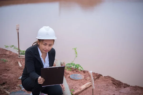 Mulher Engenheira Que Trabalha Local Ponte Construção — Fotografia de Stock