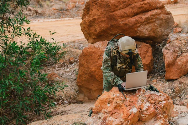 砂漠での戦争のための特殊部隊の兵士 タイの人々 陸軍兵士は衛星で地図を見るためにノートパソコンを使用 軍事作戦中の通信のためのラジオを使用してください — ストック写真