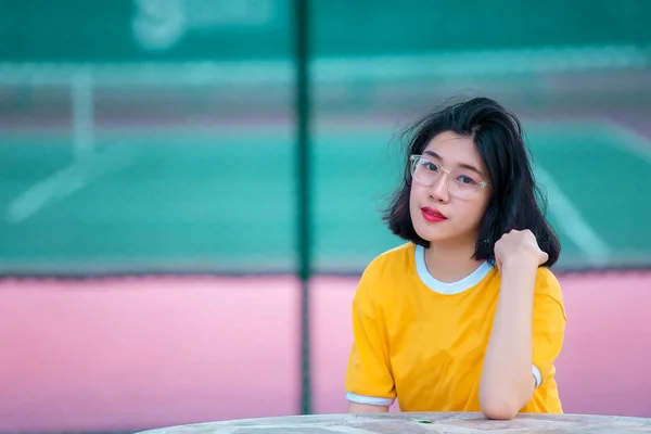 Retrato Bela Menina Asiática Chique Posar Para Tirar Uma Foto — Fotografia de Stock