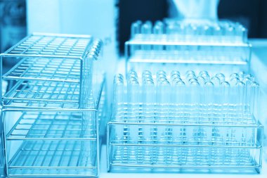 Laboratuvar masasında bilimsel deneyler için ekipman..