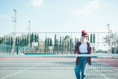 Asyalı hippi kız portresi turuncu güneş gözlüğü takıyor.