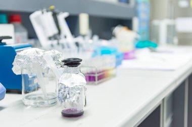 Laboratuardaki bilim adamlarının deneylerinde kullanılan kimyasalların depolanması için konteynır.