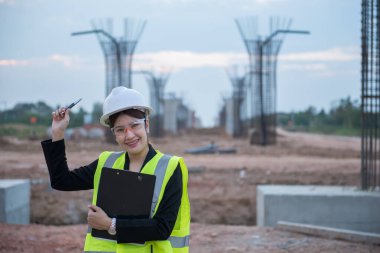 Köprü inşaatında çalışan mühendis kadın.
