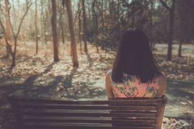 Bankta oturan üzgün kadın, park klasiği tarzında arkadan bakıyor ve hikâyeyi çok daha kötü bir şekilde anlatıyor..