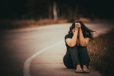 Asyalı güzel kız ormanda yalnız hissediyor, üzgün kadın konsepti, Taylandlı insanlar, sevgilisinden gelen aşka üzülen kadın, kırık bir kalp.