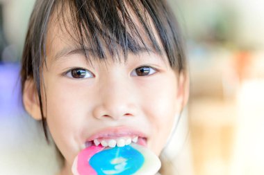 Tatlı küçük bir kız şeker yiyor