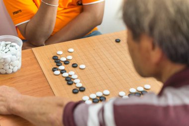 Her iki yarışmacı da bu oyunu oynama fikrini kullanıyor.