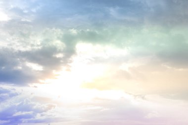 Mavi gökyüzü arka plan üzerinde beyaz kabarık bulutlar 