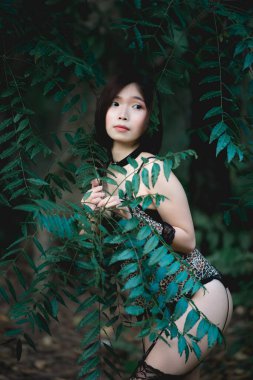 Asyalı çekici kadın portresi Tayland 'da ormanda kaplan elbisesi giyer. 