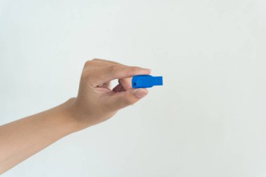 Flaş belleği beyaz arkaplanda tutarken