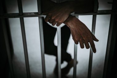 Demir hapishaneyi, esir konseptini, Tayland halkını yakalamak isteyen adamların elleri, özgür olmayı umuyoruz..