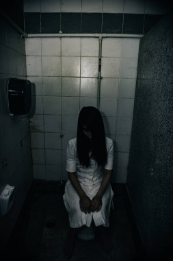 Asyalı kadın portresi kanla, korku sahnesiyle, korkunç geçmişiyle, Cadılar Bayramı posteriyle, Taylandlı insanlarla dolu.