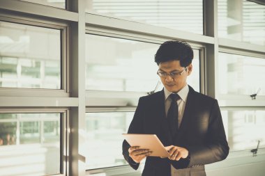 Zeki, Asyalı bir işadamı. 