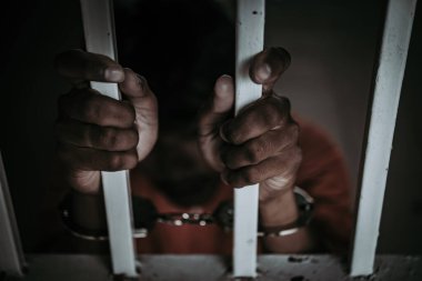 Demir hapishaneyi, esir konseptini, Tayland halkını yakalamak için çırpınan adamın elleri..