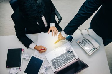 Patron çalışana emir verdi, genç işadamı müdür tarafından azarlanmaktan dolayı strese girdi.