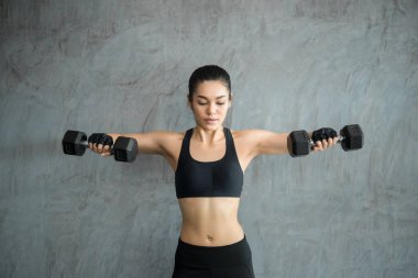 Spor salonunun duvarındaki Asyalı güzel spor kızı, Tayland sağlığını sev, zayıf kadın egzersiz konsepti,