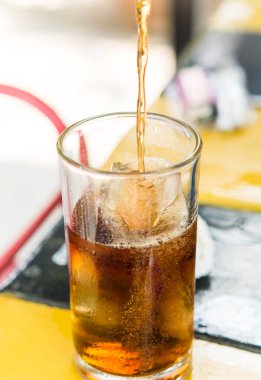 Soğuk kola koy bardağı, köpüğü, nemlendiriciyi