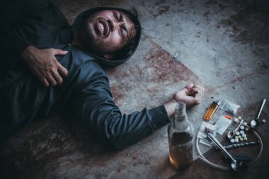 Asyalı erkekler kendi damarlarına eroin enjekte eden uyuşturucu bağımlılarıdır. Flakka ya da zombi ilacı tehlikeli, Tayland uyuşturucu konseptine hayır, ıssızlıktaki kötü adam uyuşturucuları.