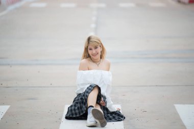 Güzel Asyalı altın saçlı kadın portresi, mutlu kadın konsepti, modern kız yaşam tarzı, Taylandlı insanlar.