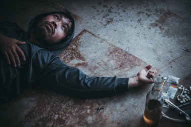 Asyalı erkekler, damarlarına eroin enjekte eden uyuşturucu bağımlılarıdır. Flakka ya da zombi ilacı tehlikeli, Tayland uyuşturucu konseptine hayır, ıssız bir yerdeki kötü adam uyuşturucuları.