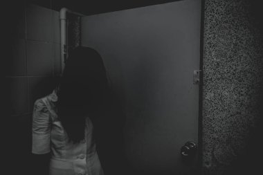 Asyalı kadın portresi kanla, korku sahnesiyle, korkunç geçmişiyle, Cadılar Bayramı posteriyle, Taylandlı insanlarla dolu.