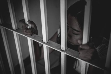 Demir hapishaneyi, esir konseptini, Tayland halkını yakalamak için çırpınan kadınların elleri özgür olmayı umuyor..