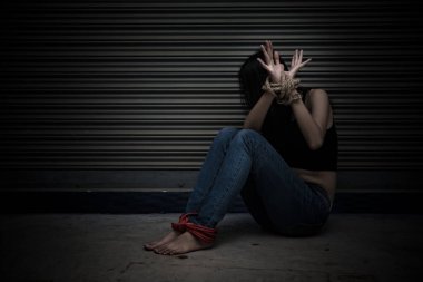 Asyalı rehine kadın gece olay yerinde iple bağlandı hırsızlar fidye için kaçırıldı, Tayland halkı...