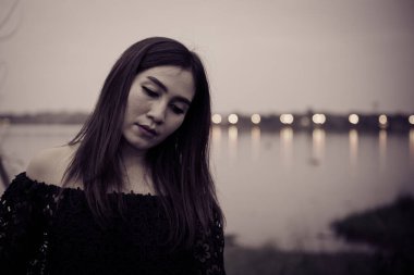 Güzel Taylandlı kadın karşılıksız aşktan çok üzgün, yeniden düşün, düşün, eski tarz, karanlık ton, kırık kalp, Asyalı kız