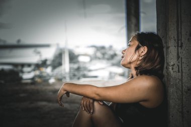 Yalnız, üzgün, şişman kadın, aşktan, kalp kırıklığından, hayal kırıklığından, Taylandlı insanlardan dolayı tekrar düşünür.