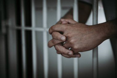 Demir hapishaneyi, esir konseptini, Tayland halkını yakalamak isteyen adamların elleri, özgür olmayı umuyoruz..