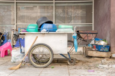 Farklı nesnelerle dolu eski bir araba.