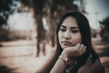 Asyalı, üzgün, güzel bir kadın. Gereksiz aşktan. Sevgilisi hakkında çok şey düşünüyor.