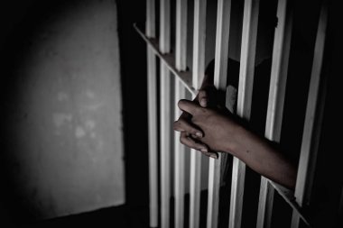 Demir hapishaneyi, esir konseptini, Tayland halkını yakalamak için çırpınan kadınların elleri özgür olmayı umuyor..