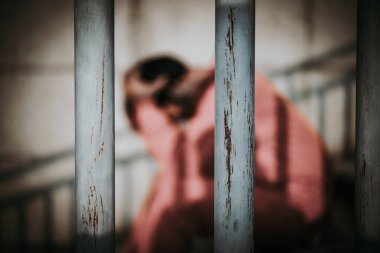 Hapishane üniformalı Asyalı adam, mahkum konsepti.