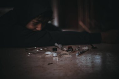 Asyalı erkekler eroin bağımlısıdır. Flakka ya da zombi ilacı tehlikeli, Tayland uyuşturucu konseptine hayır